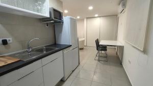 Una cocina o cocineta en Cozy detached apartment with pool