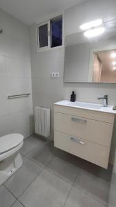 Un baño de Cozy detached apartment with pool