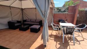 Un lugar para sentarse en Cozy detached apartment with pool