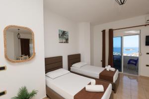 Giường trong phòng chung tại Michelle Apartments