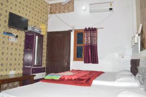 Voodi või voodid majutusasutuse Ayodhya Dham Guest House toas +8 fotot