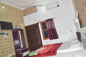 Televiisor ja/või meelelahutuskeskus majutusasutuses Ayodhya Dham Guest House