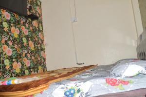 Tempat tidur dalam kamar di Ayodhya Dham Guest House