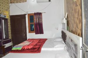Tempat tidur dalam kamar di Ayodhya Dham Guest House