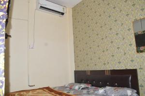 Tempat tidur dalam kamar di Ayodhya Dham Guest House