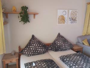 Postel nebo postele na pokoji v ubytování Apartment Andrea - Chiemgau Karte