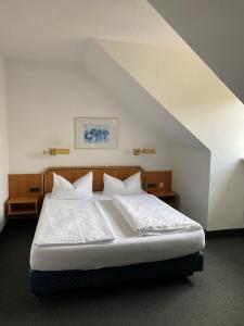 Postel nebo postele na pokoji v ubytování Hotel Sonnenhof Pleinfeld + 18 fotografií