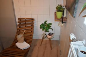 Una habitación con un banco y una planta sobre una mesa. en Haus Meeresrauschen, en Rerik 57 fotos más