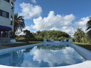 a swimming pool in front of a building at ChuLe Villa x Maobitou in Hengchun South Gate