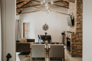Una sala de estar con un sofá y una chimenea. en Mambakloof Country Estate, en Vrede