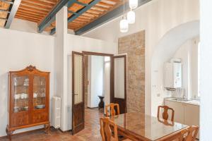 une cuisine avec une table et un comptoir dans l'établissement City Center - Palazzo Pasini, à Pérouse