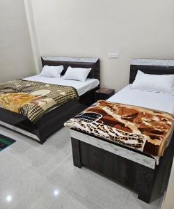Postel nebo postele na pokoji v ubytování Hotel Siddhi Palace, Ayodhya Near Ram Mandir