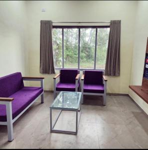 Teak Resort Karjat的休息区