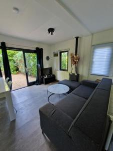 Posezení v ubytování Een mooie chalet bij het bos in de buurt