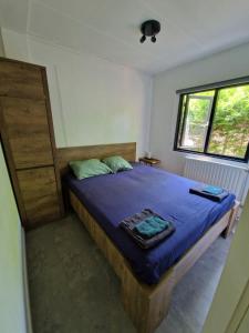 Postel nebo postele na pokoji v ubytování Een mooie chalet bij het bos in de buurt