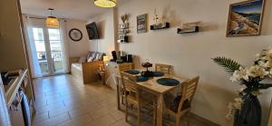 Kuchyň nebo kuchyňský kout v ubytování Appartement VOILES BLANCHES-Clim-Wifi-Plage a pieds