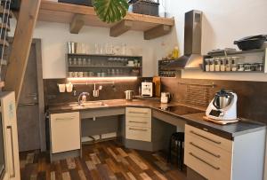 Kuchyň nebo kuchyňský kout v ubytování Apartmány Pod Lesem II