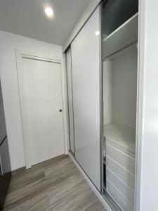 vestidor con puerta de cristal en Beautiful renovated studio, en Castelldefels