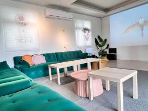 A seating area at SKYPIEA Villa 空島五館-萬國 宜蘭包棟民宿l電動麻將l烤肉BBQl聚會
