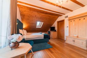 a hotel room with a bed and a table at Conacul Baciu in Fundu Moldovei