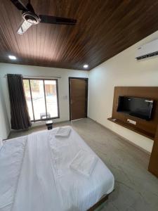 Teak Resort Karjat客房内的一张或多张床位