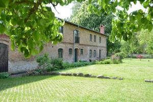 an old brick building with a yard in front of it at 75 qm Ferienwohnung für 4 Personen am Naturschutzgebiet Anklamer Stadtbruch in Bugewitz