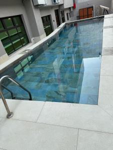 Bazén v ubytování Hôtel Hawaii nebo v jeho okolí