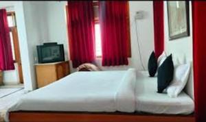 Cama ou camas em um quarto em Jhalana Retret Rooms ,Farm ,Pool, Mountain view