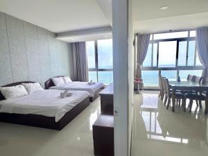 Ένα ή περισσότερα κρεβάτια σε δωμάτιο στο Mermaid Seaview Sát Tháp Tam Thắng - Blue Homestay +63 φωτογραφίες