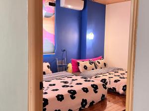 A bed or beds in a room at SKYPIEA Villa 空島五館-萬國 宜蘭包棟民宿l電動麻將l烤肉BBQl聚會