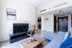 TV a/nebo společenská místnost v ubytování RH- Bright 1BR in JVC, near Circle mall
