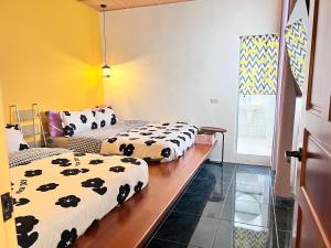 A bed or beds in a room at SKYPIEA Villa 空島五館-萬國 宜蘭包棟民宿l電動麻將l烤肉BBQl聚會