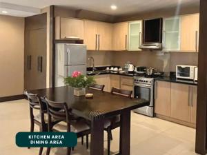 Kuchyň nebo kuchyňský kout v ubytování Coralpoint Gardens Suites & Residences