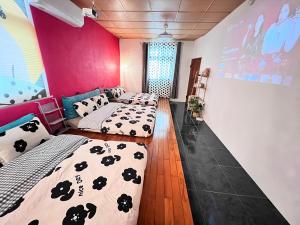A bed or beds in a room at SKYPIEA Villa 空島五館-萬國 宜蘭包棟民宿l電動麻將l烤肉BBQl聚會