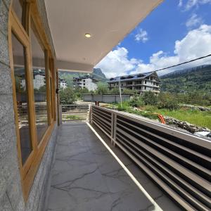 balkon z widokiem na góry w obiekcie MB Igloo Resort w mieście Manāli