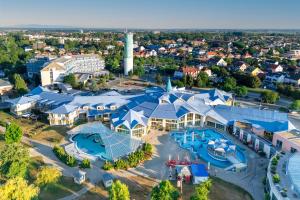 Bazén v ubytovaní Park Inn by Radisson Sarvar Resort & Spa - All Inclusive alebo v jeho blízkosti