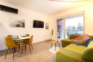 Μια τηλεόραση ή/και κέντρο ψυχαγωγίας στο AngelLand 24 & Garage & Terrace