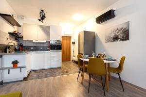 Η κουζίνα ή μικρή κουζίνα στο AngelLand 24 & Garage & Terrace