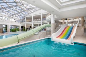 Bazén v ubytovaní Park Inn by Radisson Sarvar Resort & Spa - All Inclusive alebo v jeho blízkosti