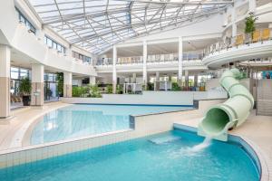 Bazén v ubytovaní Park Inn by Radisson Sarvar Resort & Spa - All Inclusive alebo v jeho blízkosti