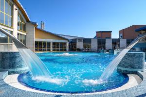 Bazén v ubytovaní Park Inn by Radisson Sarvar Resort & Spa - All Inclusive alebo v jeho blízkosti
