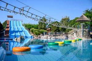 Bazén v ubytovaní Park Inn by Radisson Sarvar Resort & Spa - All Inclusive alebo v jeho blízkosti