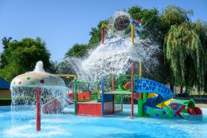 Bazén v ubytovaní Park Inn by Radisson Sarvar Resort & Spa - All Inclusive alebo v jeho blízkosti