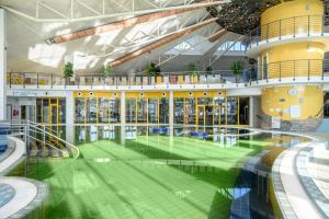 Bazén v ubytovaní Park Inn by Radisson Sarvar Resort & Spa - All Inclusive alebo v jeho blízkosti