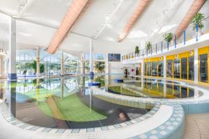 Bazén v ubytovaní Park Inn by Radisson Sarvar Resort & Spa - All Inclusive alebo v jeho blízkosti