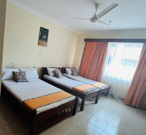 Postel nebo postele na pokoji v ubytování Ridge beachfront apartment