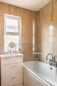 Ένα μπάνιο στο Belle Vue House - Charming 4 bedroom house in central Ramsgate +22 φωτογραφίες