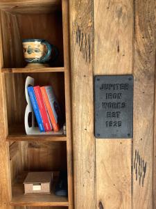 une étagère en bois avec un panneau. dans l'établissement Heimeliges Studio See und Berg, à Engelberg 10 autres photos