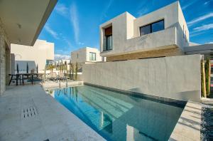 Πισίνα στο ή κοντά στο Avalon Gardens Villa 13