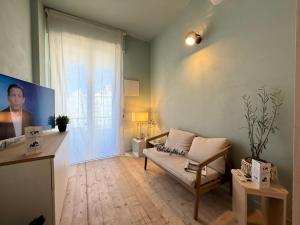 a living room with a couch and a window at House Farorosmarino by Holiday World in Chiavari
